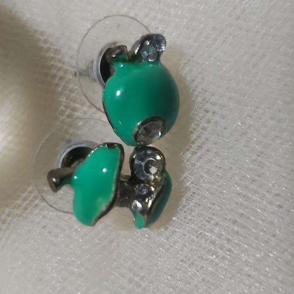 Betsey Johnson blinged green apple mismatched earrings - Picture 4 of 8